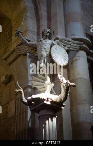 Statue von St. George Tötung Drachen in der Basilika de Notre Dame, Beaune, Burgund, Frankreich Stockfoto