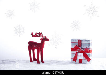 Verpackte Weihnachtsgeschenke mit Rentier Christbaumschmuck Stockfoto