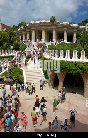 Menschen besuchen den Park, Guel, eines der Hauptwerke von Gaudi in Barcelona. Katalonien, Spanien. Stockfoto