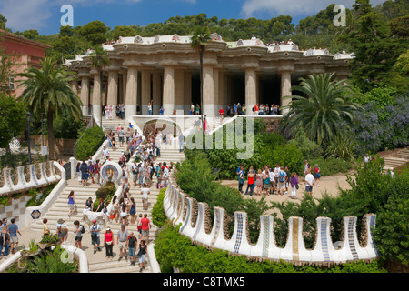 Menschen besuchen den Park, Guel, eines der Hauptwerke von Gaudi in Barcelona. Katalonien, Spanien. Stockfoto