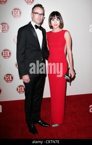 Jason Lee, Ceren Alkac im Ankunftsbereich für Entertainment Tonight 15. jährlichen Emmy Party, Vibiana, Los Angeles, CA am 18 September Stockfoto