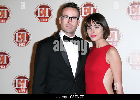 Jason Lee, Ceren Alkac im Ankunftsbereich für Entertainment Tonight 15. jährlichen Emmy Party, Vibiana, Los Angeles, CA am 18 September Stockfoto