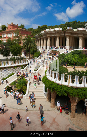 Menschen besuchen den Park, Guel, eines der Hauptwerke von Gaudi in Barcelona. Katalonien, Spanien. Stockfoto