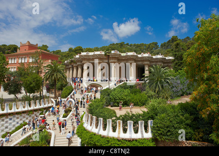 Menschen besuchen den Park, Guel, eines der Hauptwerke von Gaudi in Barcelona. Katalonien, Spanien. Stockfoto