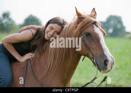 Niederlande, Maastricht, Porträt der jungen Frau auf Pferd