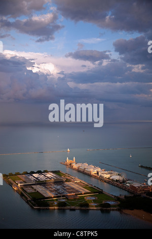 USA, Illinois, Chicago, Olive Park, Wasser-Filteranlage und Navy Pier am Lake Michigan von Hancock Tower gesehen Stockfoto