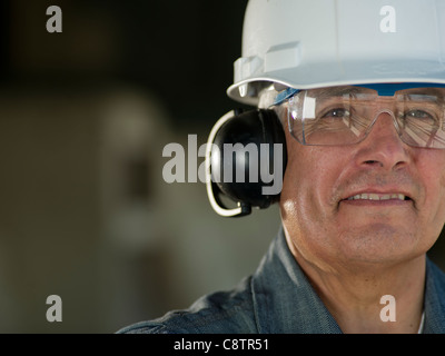 USA, New Mexico, Santa Fe, Porträt des Industriearbeiters tragen harte Hut und Ohr Protektoren Stockfoto