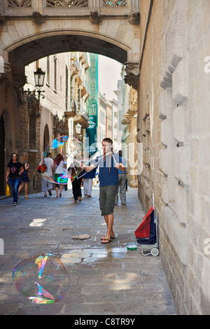 Ein Straßenkünstler macht Seifenblasen in Barcelona, Katalonien, Spanien. Stockfoto