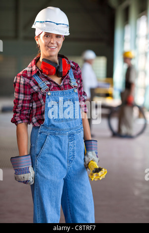 USA, New Mexico, Santa Fe, Porträt der weiblichen Arbeiter tragen Bauarbeiterhelm Stockfoto