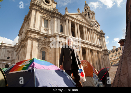 Außerhalb St. Pauls Cathedral in London. Das Lager der antikapitalistischen Demonstranten nahe der Londoner Börse. Stockfoto