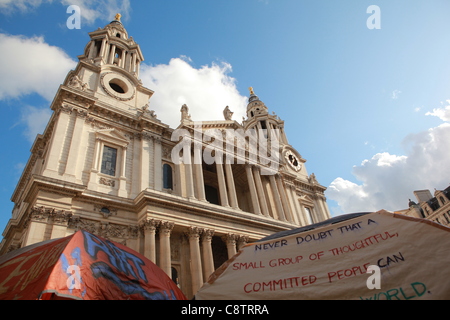 Außerhalb St. Pauls Cathedral in London. Das Lager der antikapitalistischen Demonstranten nahe der Londoner Börse. Stockfoto