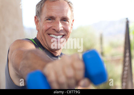 Porträt von Senior, Scottsdale, Arizona, USA Mann heben Hanteln Stockfoto