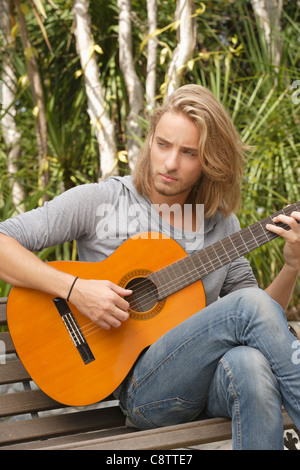 USA, California, Los Angeles, junger Mann spielt Gitarre im park Stockfoto