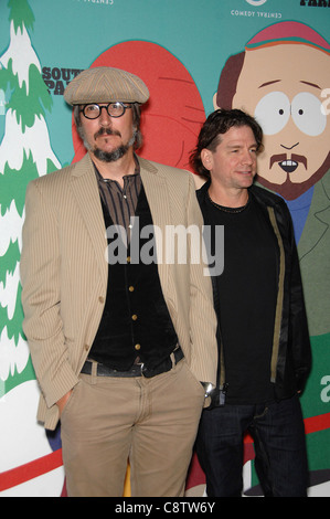 Les Claypool, Larry LaLonde im Ankunftsbereich für SOUTH PARK 15. Jahrestag Partei, Barker Hangar, Santa Monica, CA am 20. September Stockfoto