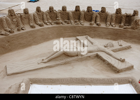 Künstlerische Interpretation des Letzten Abendmahls und der Kreuzigung Jesu Christi - Sandskulptur am Strand. Peniscola, Bundesland Valencia, Spanien. Stockfoto