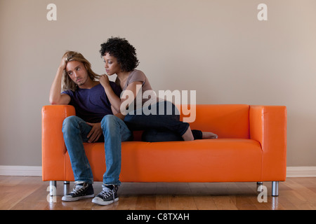 USA, California, Los Angeles, junges Paar auf sofa Stockfoto