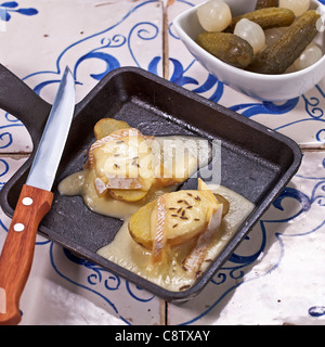 traditionelle Schweizer Gerichte: Kartoffeln mit Käse überbacken Stockfoto