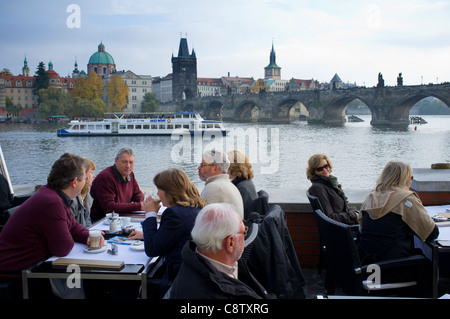 Cafe neben der Moldau in Prag in der Tschechischen Republik Stockfoto