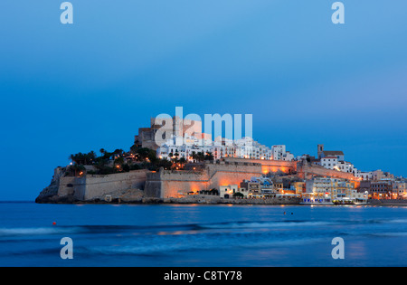 Peniscola Castle, eine mittelalterliche Festung, die im 13. Jahrhundert von den Tempelrittern erbaut wurde und in der Abenddämmerung beleuchtet wurde. Peniscola, Valencianische Gemeinschaft, Spanien. Stockfoto