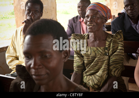 Eine Frau besucht eine Gemeindeversammlung in Kituti Dorf, Kibuku District, Uganda. Stockfoto