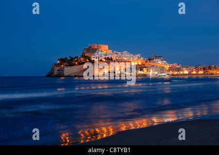 Peniscola Castle, eine mittelalterliche Festung, die im 13. Jahrhundert von den Tempelrittern erbaut wurde und nachts beleuchtet wurde. Peniscola, Valencianische Gemeinschaft, Spanien. Stockfoto