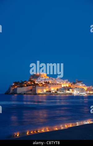 Peniscola Castle, eine mittelalterliche Festung, die im 13. Jahrhundert von den Tempelrittern erbaut wurde und nachts beleuchtet wurde. Peniscola, Valencianische Gemeinschaft, Spanien. Stockfoto