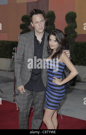 James Gunn, Candy Barker im Ankunftsbereich für Eyegore Awards 2011, Globe Theatre in den Universal Studios, Hollywood, CA September 23, Stockfoto