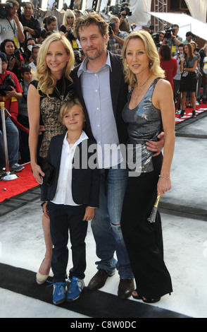 Anne Heche, Homer Lafoon, James Tupper, Abigail Heche im Ankunftsbereich für World Premiere des Cirque du Soleil IRIS, Kodak Theatre, Stockfoto