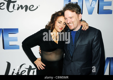 Kathy Najimy, Danny Finnerty im Ankunftsbereich für Premiere des Lebens Film FIVE, Oberlicht Soho, New York, NY 26. September 2011. Stockfoto