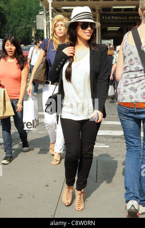 Kim Kardashian, Spaziergänge in Midtown Manhattan unterwegs für Promi-Schnappschüsse - Mo, New York, NY 26. September 2011. Foto Stockfoto