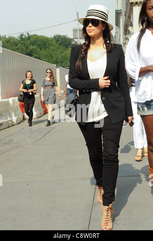 Kim Kardashian, Spaziergänge in Midtown Manhattan unterwegs für Promi-Schnappschüsse - Mo, New York, NY 26. September 2011. Foto Stockfoto