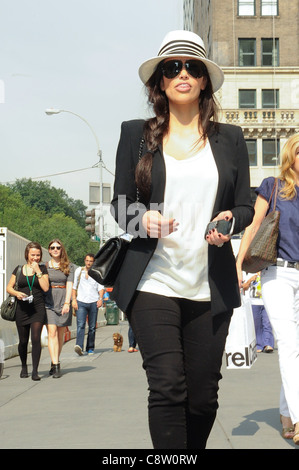 Kim Kardashian, Spaziergänge in Midtown Manhattan unterwegs für Promi-Schnappschüsse - Mo, New York, NY 26. September 2011. Foto Stockfoto