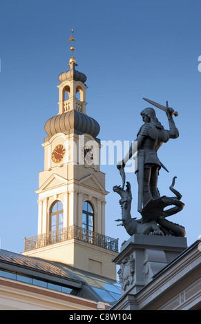 Heiliges George Schlachten, ein Drache. Skulptur auf die Mitesser Hauses in Riga, Lettland. Stockfoto