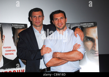 Wladimir Klitschko, Vitali Klitschko im Ankunftsbereich für KLITSCHKO Dokumentarfilm Premiere Screening, Landmark Theater, Los Angeles, Stockfoto