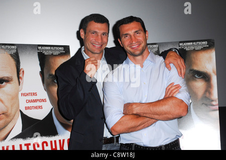 Wladimir Klitschko, Vitali Klitschko im Ankunftsbereich für KLITSCHKO Dokumentarfilm Premiere Screening, Landmark Theater, Los Angeles, Stockfoto