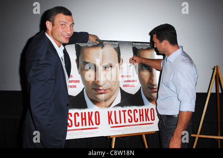 Wladimir Klitschko, Vitali Klitschko im Ankunftsbereich für KLITSCHKO Dokumentarfilm Premiere Screening, Landmark Theater, Los Angeles, Stockfoto