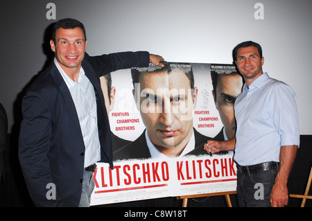 Wladimir Klitschko, Vitali Klitschko im Ankunftsbereich für KLITSCHKO Dokumentarfilm Premiere Screening, Landmark Theater, Los Angeles, Stockfoto