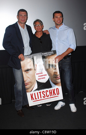 Wladimir, Vitali Klitschko, Eric Roberts im Ankunftsbereich für KLITSCHKO Dokumentarfilm Premiere Screening, Landmark Theater, Los Stockfoto