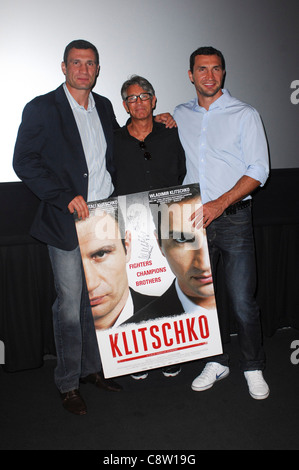 Wladimir, Vitali Klitschko, Eric Roberts im Ankunftsbereich für KLITSCHKO Dokumentarfilm Premiere Screening, Landmark Theater, Los Stockfoto