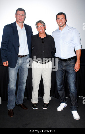 Wladimir, Vitali Klitschko, Eric Roberts im Ankunftsbereich für KLITSCHKO Dokumentarfilm Premiere Screening, Landmark Theater, Los Stockfoto