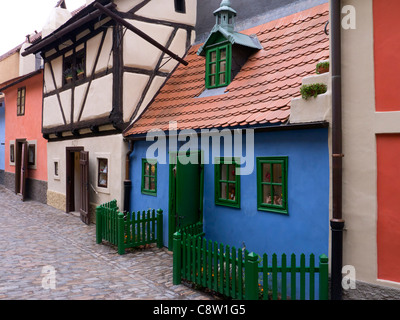 Alte bunte Häuser im goldenen Gässchen oder Zlata Ulicka auf der Prager Burg in Prag in der Tschechischen Republik Stockfoto