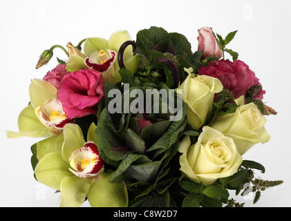 Eine Nahaufnahme von einem bunten Blumenstrauß. Zier-Kohl, weiße Rosen, Cymbidium Orchideen, rosa Pfingstrosen Stockfoto
