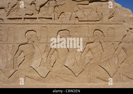 Ägyptische Kunst. Relief, eine Gruppe von Gefangenen mit asiatischen Funktionen darstellen. Große Tempel von Ramses II. Abu Simbel. Ägypten. Stockfoto