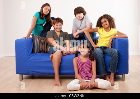 Gruppe von Kindern auf Sofa, Studio gedreht Stockfoto