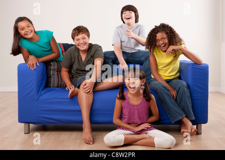 Gruppe von Kindern auf Sofa, Studio gedreht Stockfoto