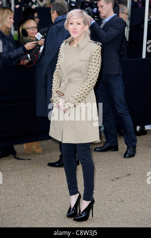 Ellie Goulding kommt für die Fashion Show von Burberry Prorsum. Stockfoto
