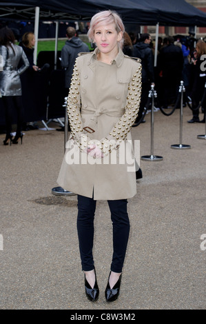 Ellie Goulding kommt für die Fashion Show von Burberry Prorsum. Stockfoto