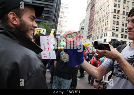 Demonstranten in Anwesenheit für OCCUPY WALL STREET Protest, Liberty Plaza, New York, NY 30. September 2011. Foto von: Andres Stockfoto