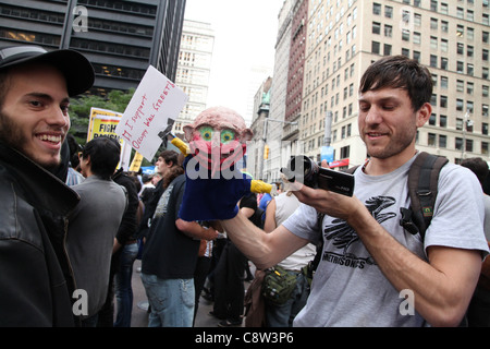 Demonstranten in Anwesenheit für OCCUPY WALL STREET Protest, Liberty Plaza, New York, NY 30. September 2011. Foto von: Andres Stockfoto