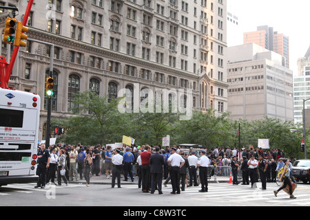 Demonstranten in Anwesenheit für OCCUPY WALL STREET Protest, Liberty Plaza, New York, NY 30. September 2011. Foto von: Andres Stockfoto